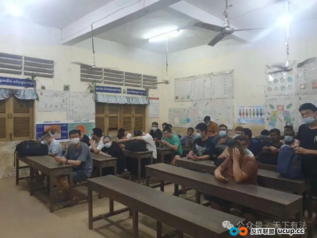 这个“中国公安局”被一锅端!高仿太过逼真,警服、警徽背景墙、手铐等一应俱全! 这个“中国公安局”被一锅端!高仿太过逼真,警服、警徽背景墙、手铐等一应俱全!