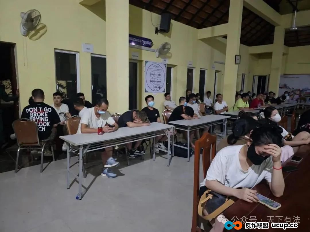 这个“中国公安局”被一锅端!高仿太过逼真,警服、警徽背景墙、手铐等一应俱全! 这个“中国公安局”被一锅端!高仿太过逼真,警服、警徽背景墙、手铐等一应俱全!