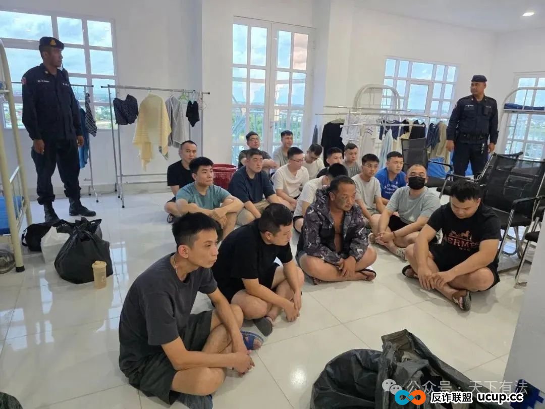 这个“中国公安局”被一锅端!高仿太过逼真,警服、警徽背景墙、手铐等一应俱全! 这个“中国公安局”被一锅端!高仿太过逼真,警服、警徽背景墙、手铐等一应俱全!