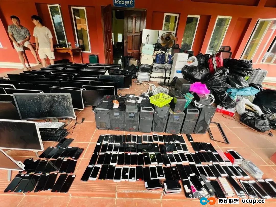 这个“中国公安局”被一锅端!高仿太过逼真,警服、警徽背景墙、手铐等一应俱全! 这个“中国公安局”被一锅端!高仿太过逼真,警服、警徽背景墙、手铐等一应俱全!